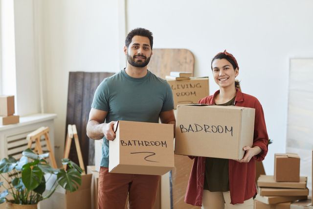 couple-moving-the-house-FFWN9RJ-640w
